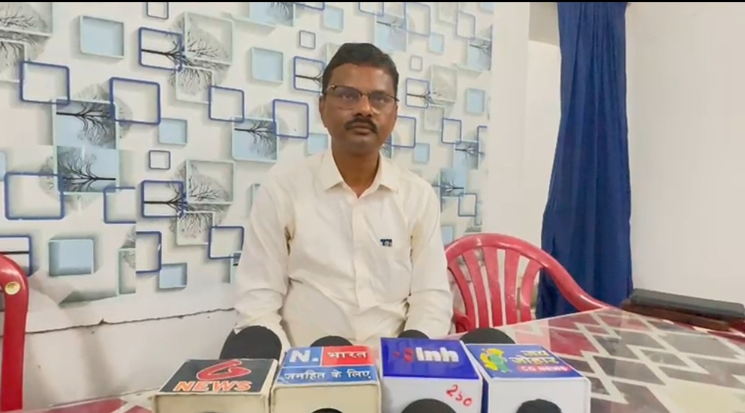 रेलवे भूमि अधिग्रहण के खिलाफ किसानों का 7 किलोमीटर पैदल मार्च तहसील कार्यालय सुहेला में एकदिवसीय धरना आठ सूत्रीय ज्ञापन सौंपे