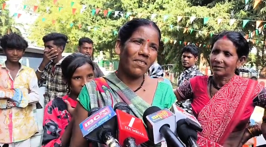 रेलवे के कार्यवाही से से भयभीत वार्डवासी व्यवस्थापन के लिए कलेक्टर पहुंचे वार्डवासी