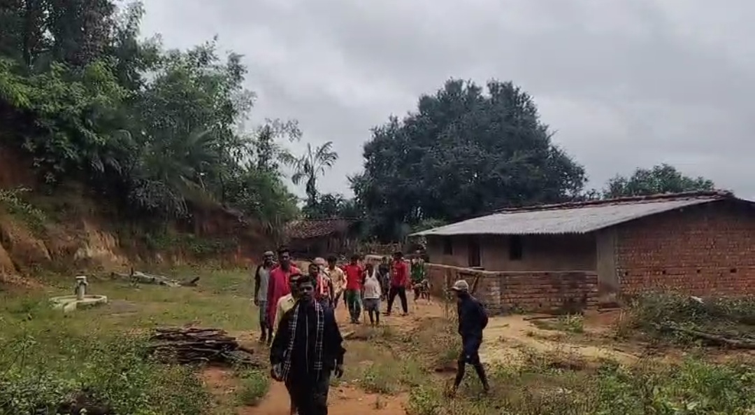 कुएंमारी आदिवासी ग्रामीण क्षेत्र अंचल के लोगों ने शासन प्रशासन को आईना दिखाते हुए पहाड़ को काट कर बना रहे हैं सड़क