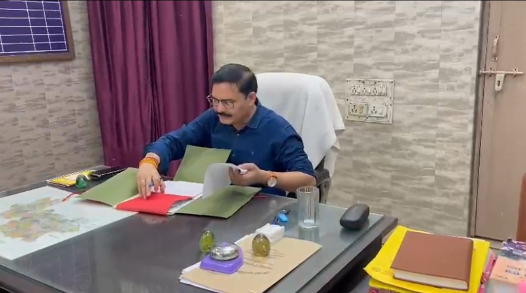 सिमगा जनपद पंचायत में नए सीईओ ने किया पदभार ग्रहण दी गई बधाई