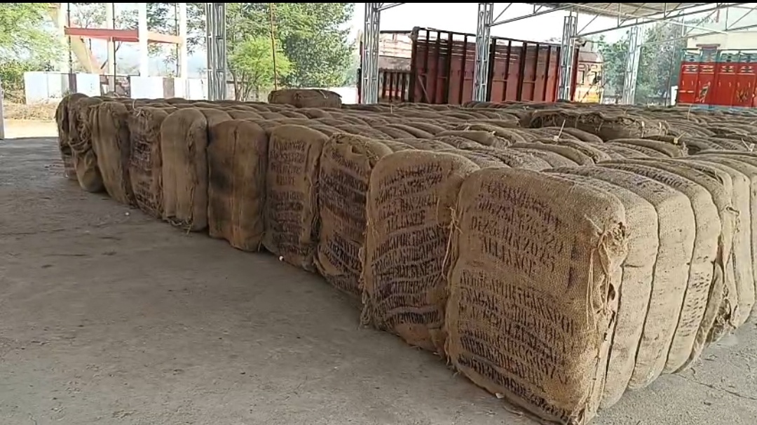 आज धान ख़रीदी केंद्र का पहला दिन था वही धान खरीदी केंद्र के कर्मचारी चार सूत्री मांगों को लेकर हड़ताल पर हो 