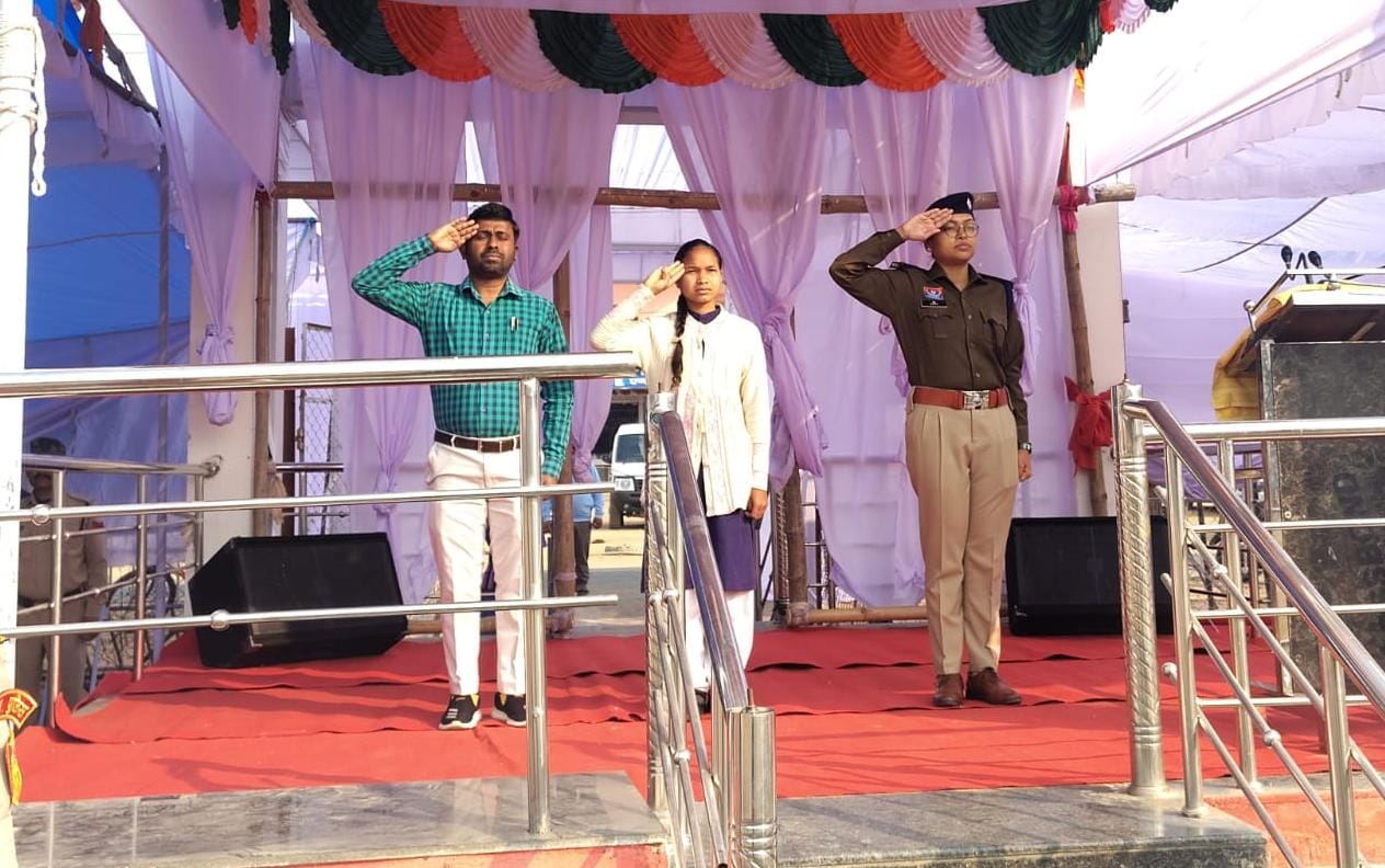 गणतंत्र दिवस की अंतिम रिहर्सल के दौरान जिले की 10वीं टॉपर वंदना सिंह मुख्य अतिथि के रूप में रहीं मौजूद