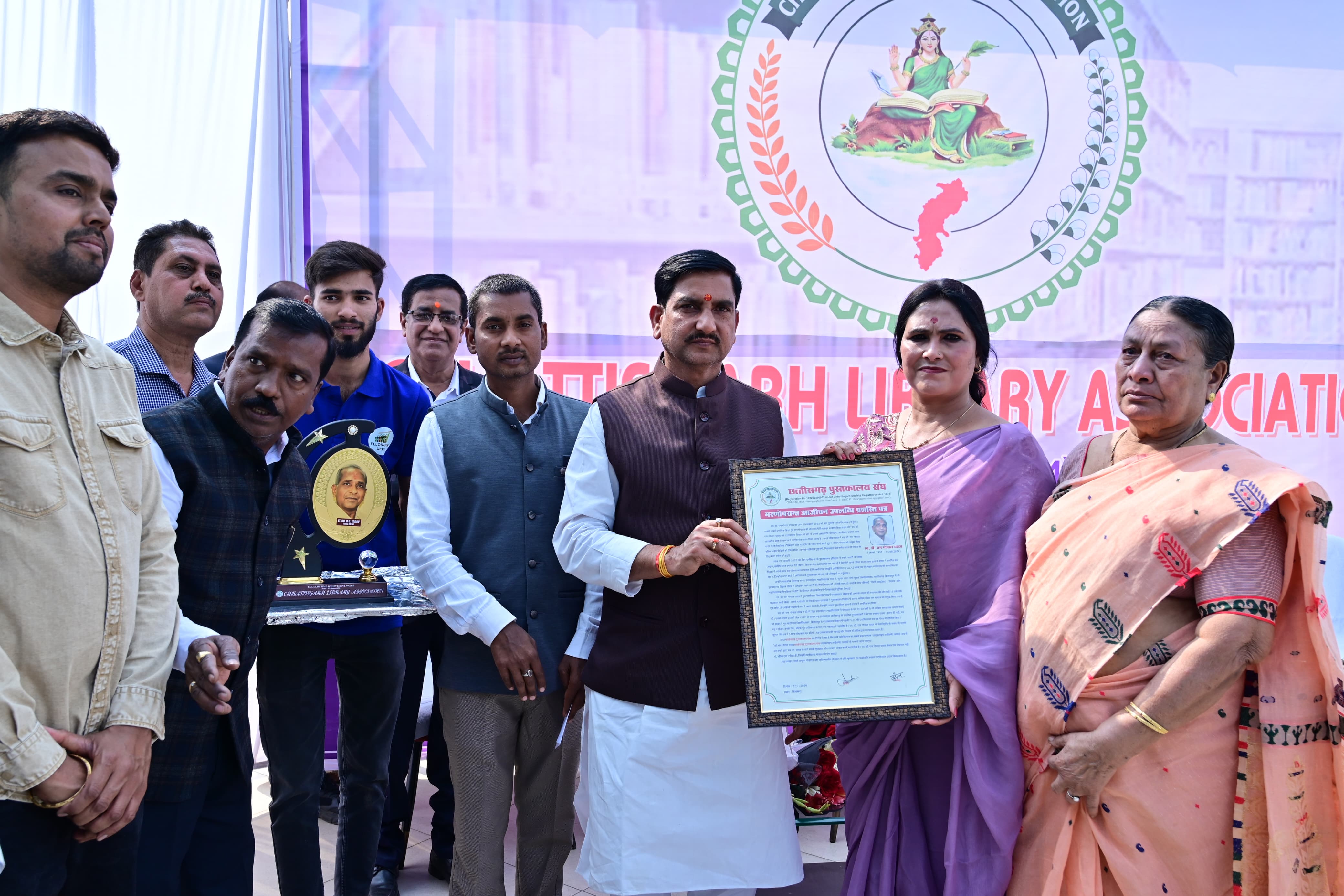 आवासन एवं शहरी कार्य राज्य मंत्री श्री तोखन साहू ने बिलासपुर में जनदर्शन कार्यक्रम में नागरिकों की समस्याएँ सुनीं