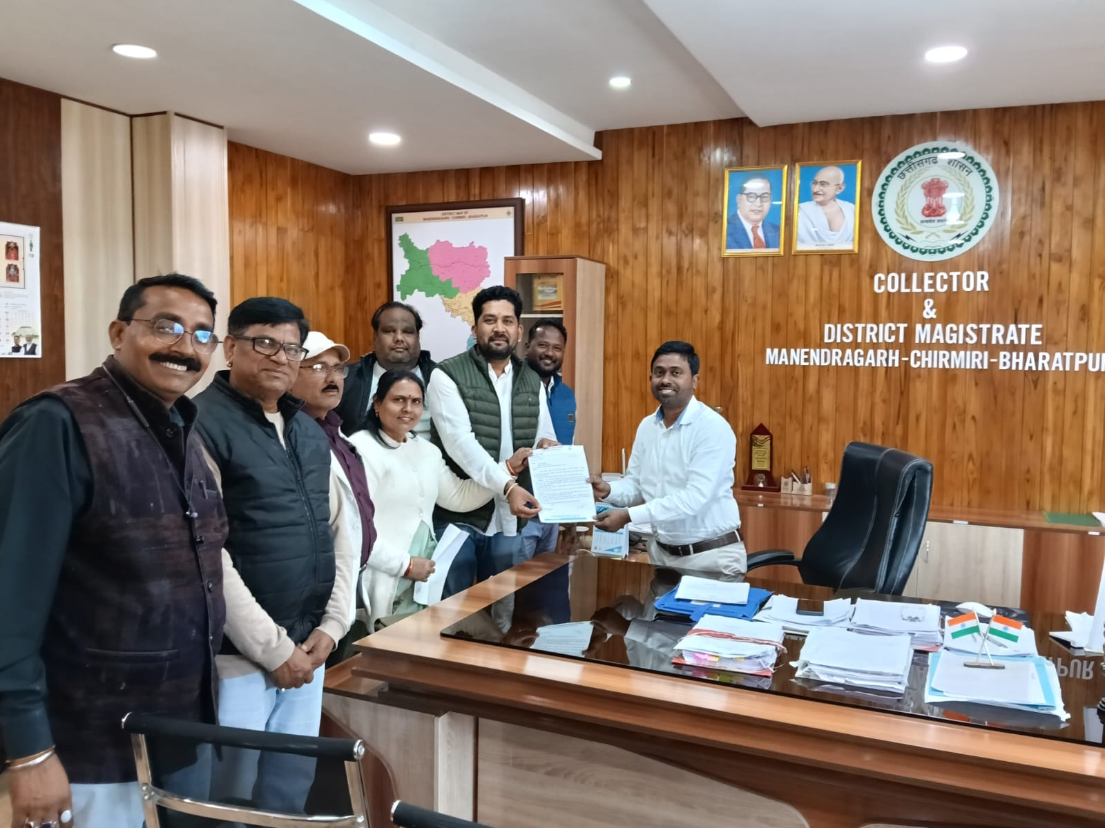 ब्लॉक कांग्रेस कमेटी चिरमिरी द्वारा जिलाधीश एवं एमसीबी को ज्ञापन सौंपा गया