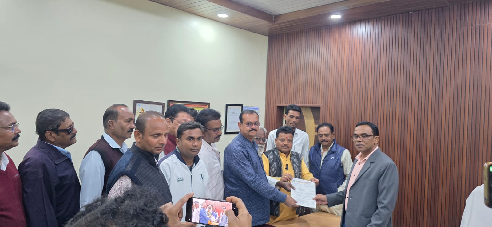 चिरमिरी में नागरिक सुविधाओं के अव्यवस्थाओं को लेकर कांग्रेस का हल्ला बोल, इण्टक ने सौंपा ज्ञापन