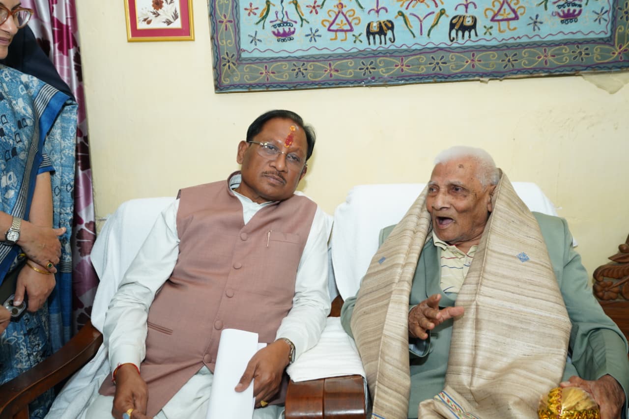 मुख्यमंत्री विष्णुदेव साय ने लोकतंत्र सेनानी डॉ. जितेन्द्र घोष से की मुलाकात, कुशलक्षेम जाना डॉ.घोष ने पुरानी यादों को किया साझा