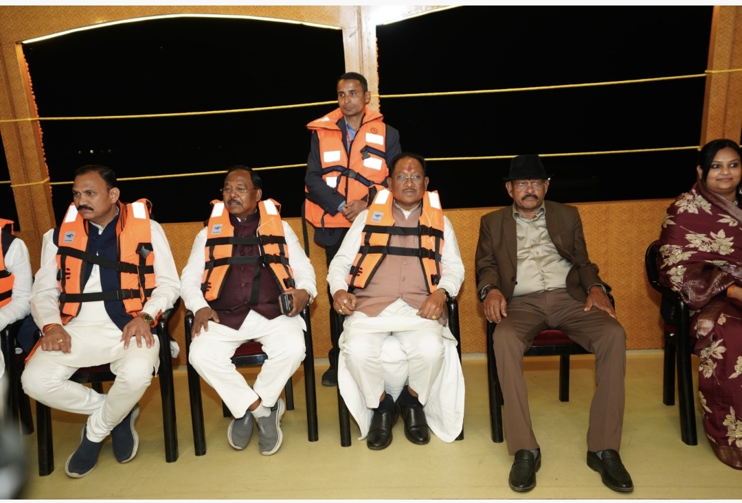 झुमका जलाशय में शिकारा में सवार हुए मुख्यमंत्री विष्णुदेव साय, किया नौका विहार
