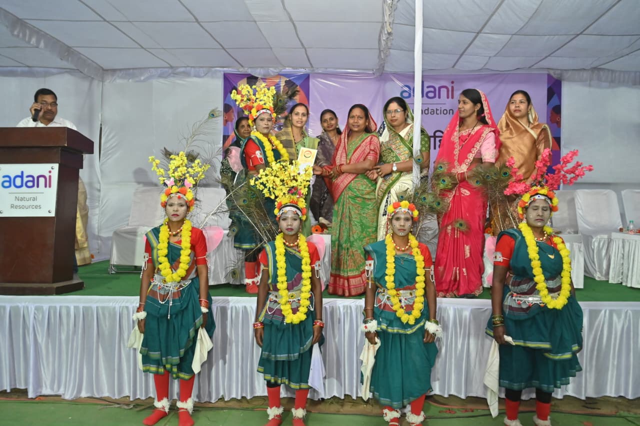 अदाणी फाउंडेशन ने 500 से अधिक महिलाओं को किया सम्मानित स्व-सहायता समूहों की महिलाओं के उत्पादों की प्रदर्शनी में मशरूम, टेराकोटा और मसालों को मिली सराहना