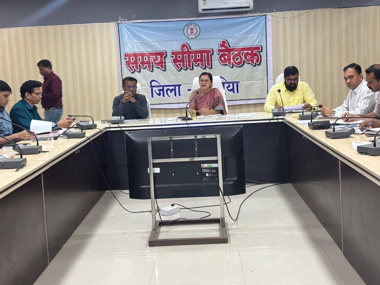 कलेक्टर की सख्ती- धान उठाव पर समीक्षा, खाद्य अधिकारी को फटकार लंबित प्रकरणों के शीघ्र निराकरण, पीएम आवास में तेजी और पेयजल व्यवस्था सुधारने के निर्देश