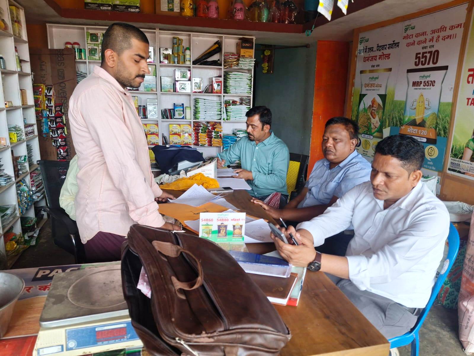 जिला स्तरीय उड़नदस्ता दल का उर्वरक प्रतिष्ठानों पर औचक निरीक्षण अनियमितता पाए जाने पर विक्रय पर रोक, कलेक्टर के निर्देश पर सख्त कार्रवाई