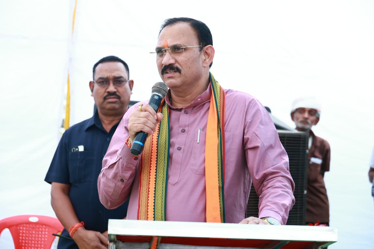 चिरमिरी को मिलेगी 'रोशनी की आज़ादी' &mdash; 75 साल बाद पहली बार पहुंचेगी शहर के सभी वार्डो में सरकारी बिजली मुख्यमंत्री विष्णुदेव साय के संकल्प और स्वास्थ्य मंत्री श्याम बिहारी जायसवाल के प्रयासों से बदल रही है चिरमिरी की तस्वीर