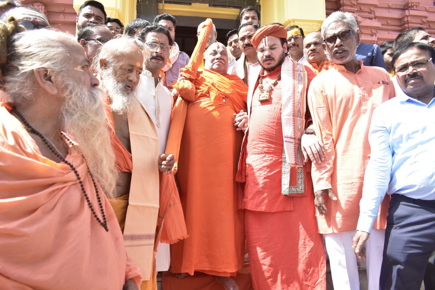 चिरमिरी के श्री श्री जगन्नाथ स्वामी मंदिर पहुंचे जगद्गुरु श्री रामभद्राचार्य जी, पूजा-अर्चना कर लिया आशीर्वाद