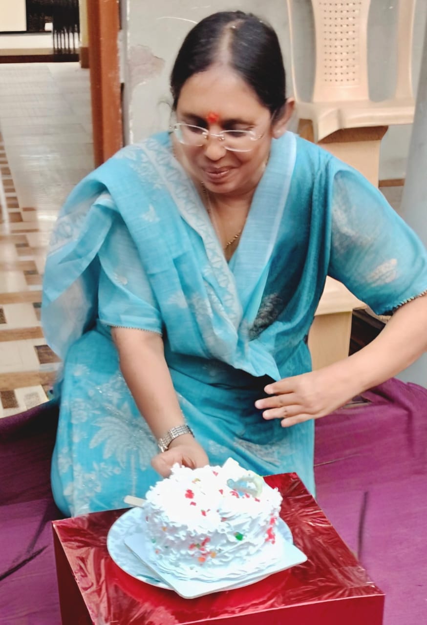 कलेक्टर श्रीमती रोक्तिमा यादव ने बच्चों के साथ मनाया जन्मदिन, साथ में बैठकर लिया न्यौता भोज का आंनद
