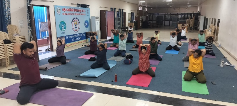 योग के माध्यम से स्वास्थ्य संवर्धन की पहल एनआईटी रायपुर में 21 दिवसीय योग प्रोटोकॉल अभ्यास सत्र आयोजित