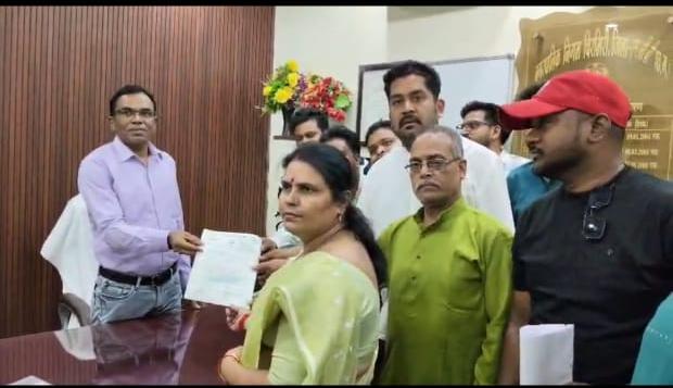 नगर निगम की जनसमस्याओं को लेकर कांग्रेस का प्रदर्शन, आयुक्त को सौंपा ज्ञापन