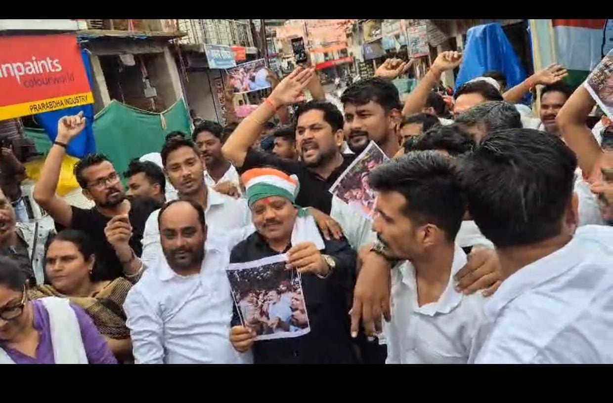 पेपर लीक के विरोध में कांग्रेस ने प्रधानमंत्री व शिक्षा मंत्री का पुतला फूंका