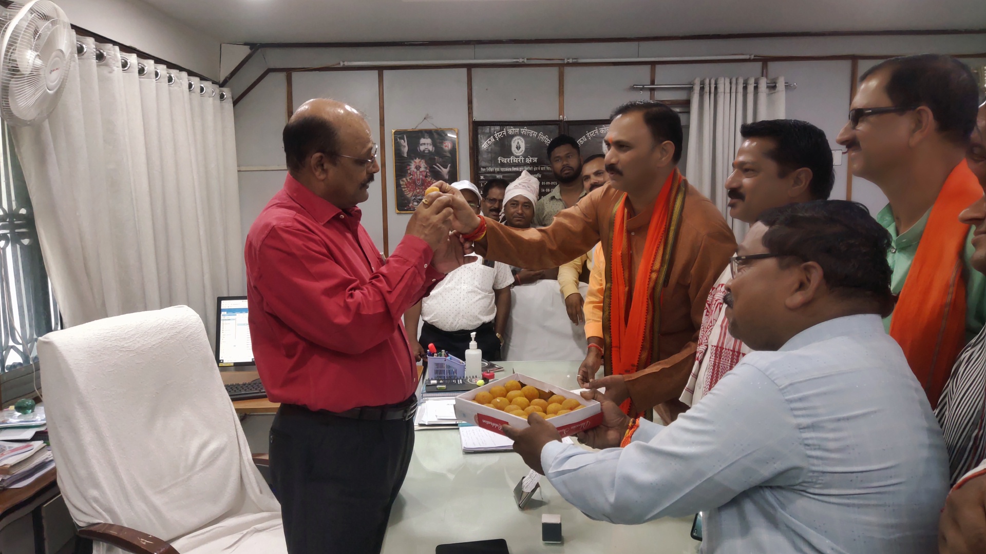 किसान मोर्चा प्रदेश अध्यक्ष श्याम बिहारी जयसवाल आज अपने कार्यकर्ताओं के साथ, महाप्रबंधक चिरमिरी का बरतुंगा अंजनी हिल भूमिगत खदान के पुनः प्रारंभ करने के आदेश होने पर मुंह मीठा कराकर धन्यवाद दिया