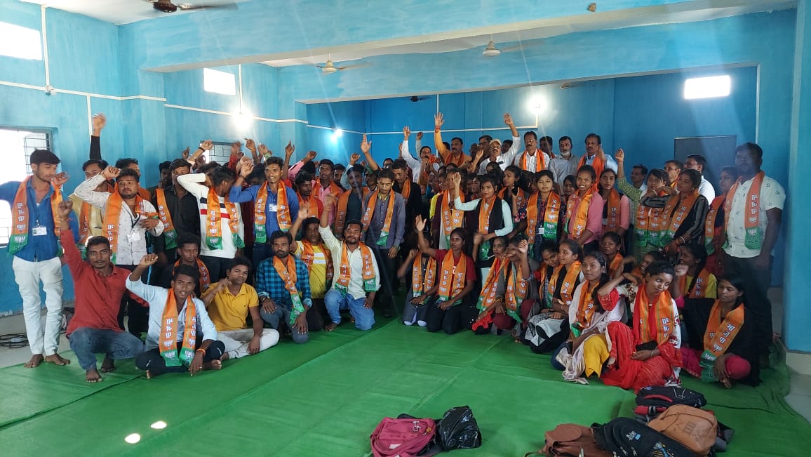  भाजपा खड़गवां मंडल में भाजयुमो के तत्वाधान में जनपद क्षेत्र के दस पंचायतों के 267 नव युवक-युवतियों ने भाजपा की सदस्यता ग्रहण की