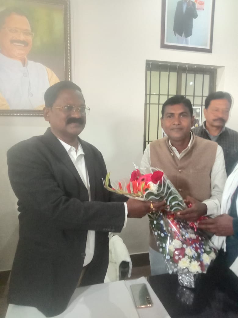 सूरजपुर। पिछड़ा वर्ग कांग्रेस के जिलाध्यक्ष महेंद्र कुमार साहू ने छत्तीसगढ़ शासन के खाद्य एवं आपूर्ति मंत्री अमरजीत भगत से सौजन्य भेंट मुलाकात कर सूरजपुर जिले के विकास हेतु विस्तृत चर्चा 