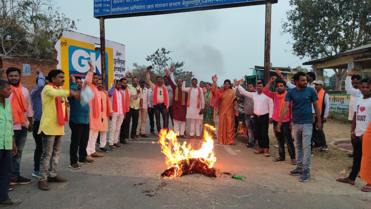 भाजयुमो नागपुर मंडल ने किया मुख्यमंत्री का पुतला दहन 