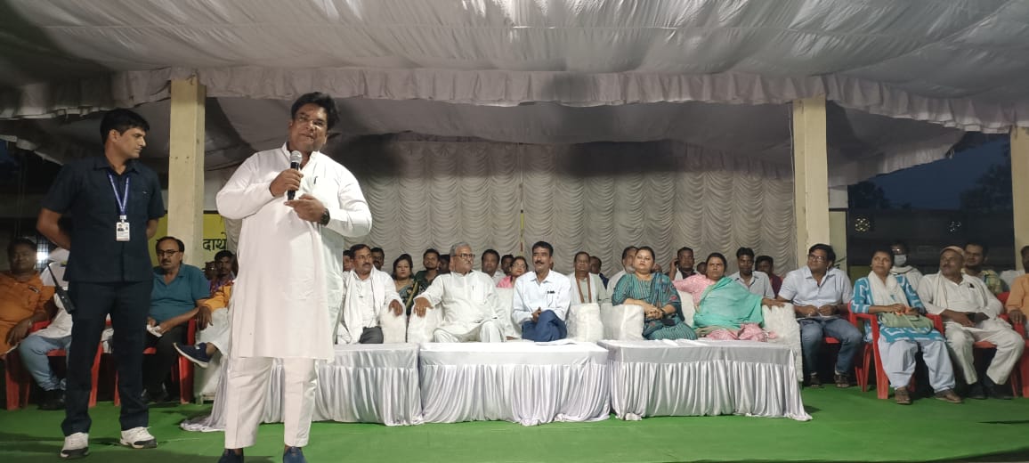 पूर्व विधायक जमीन बिहारी जायसवाल ने नियम को ताक में रखकर आदिवासीयों की जमीन पर किया कब्जा. डॉ.विनय जायसवाल. 