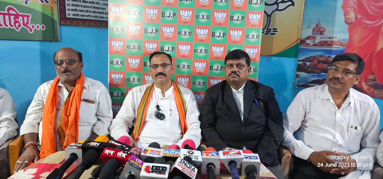 पूर्व विधायक श्याम बिहारी जायसवाल ने  आयोजित प्रेसवार्ता में अपने उपर लगे आरोपों को निराधार बताते हुए 