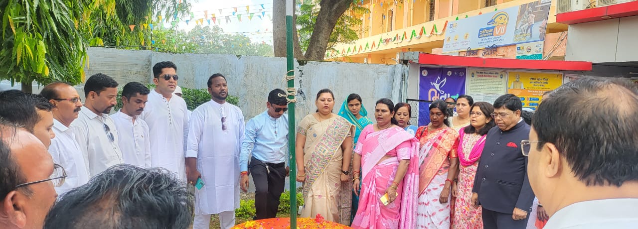 स्वतंत्रता दिवस पर महापौर कंचन जायसवाल ने निगम के जनप्रतिनिधियों व अधिकारियों के साथ निगम परिसर में किया ध्वजारोहण 