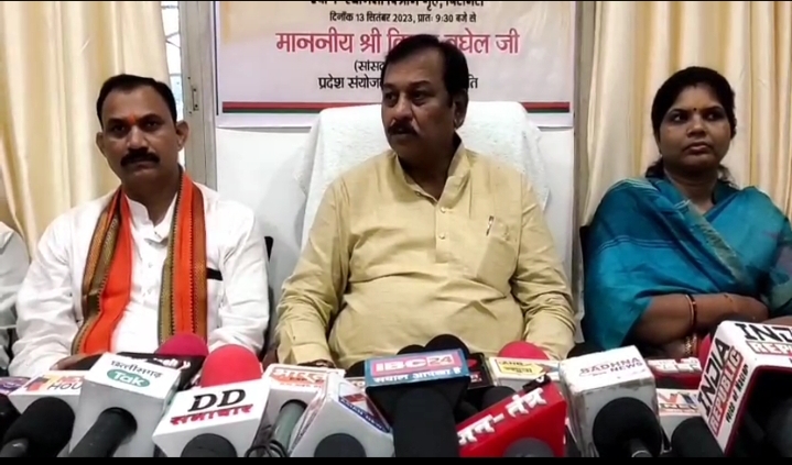 लोकसभा सांसद विजय बघेल पहुंचे एमसीबी जिले के दौरे पर पत्रकारों से की चर्चा