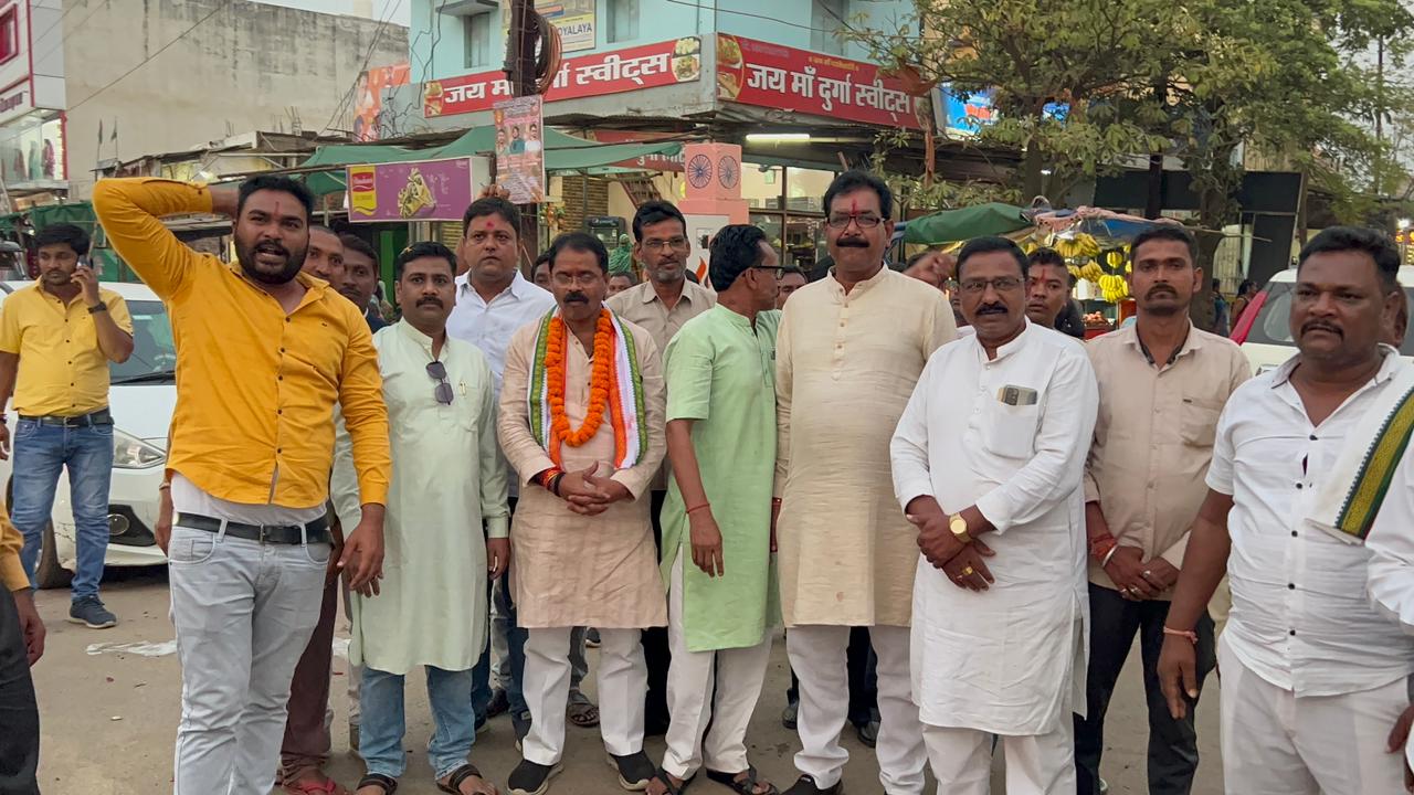 भाटापारा विधानसभा के लिए कांग्रेस से प्रत्याशी इंद्रा साव सिमगा नगर आगमन पर जगह-जगह भव्य स्वागत हुआ