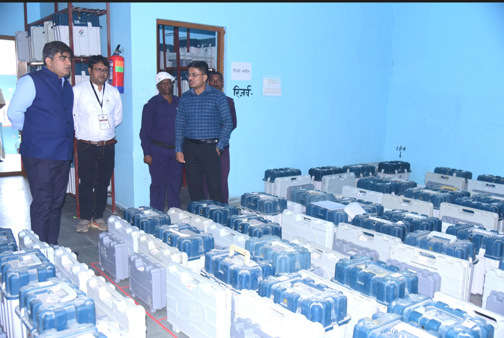  मतदान के लिए तैयार की जा रही है ईव्हीएम मशीनें  कलेक्टर ने कमीशनिंग प्रक्रिया का लिया जायजा/प्रेक्षकों एवं प्रत्याशियों की मौजूदगी में शुरू हुई कमीशनिंग