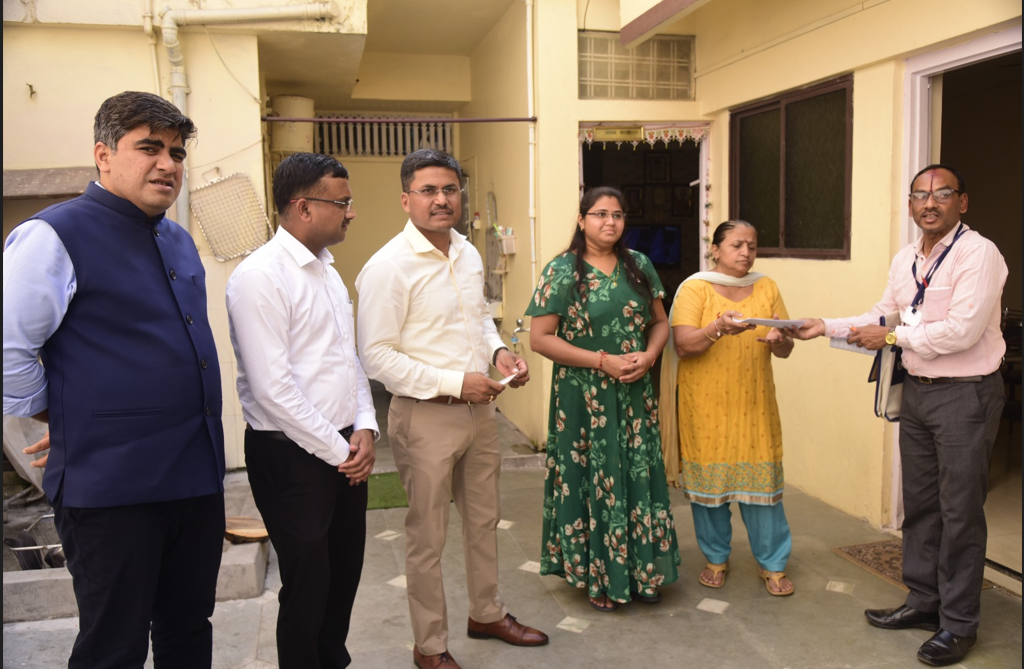 कलेक्टर ने लोगों से मतदान करने किया मनुहार/तेजानी परिवार से की मुलाकात, दिया नेवता