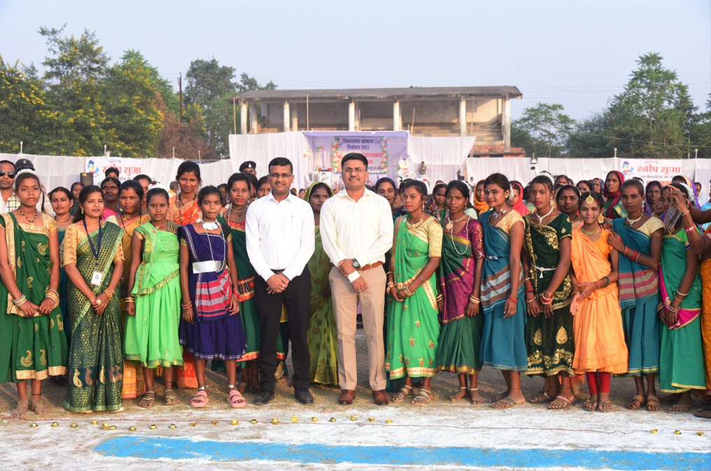 स्वीप के तहत दो बड़े आयोजन/सुआ नृत्य के जरिए दिया मतदाता जागरूकता संदेश/कलेक्टर ने बिहान दीदीयों और बच्चों का बढ़ाया उत्साह