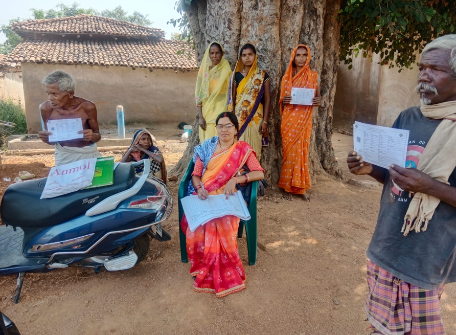  मतदाता सूचना पर्ची का सम्मानपूर्वक वितरण जारी/पहली बार क्यूआर कोड वाली मतदाता सूचना पर्ची/17 नवम्बर को जिले में होगा मतदान
