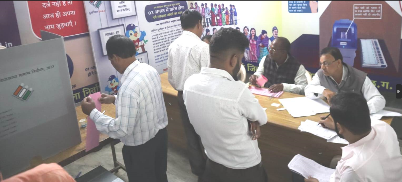  निवार्चन कार्य में ड्यूटी पर तैनात मतदाता डाक मतपत्र से कर रहे है अपने मताधिकार का उपयोग/कलेक्ट्रेट में बनाया गया है सुविधा मतदान केन्द्र