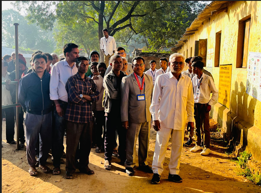 कलेक्टर एवं जिला निर्वाचन अधिकारी श्री नरेंद्र कुमार दुग्गा ने परिवार सहित सीआरओ कैम्प मतदान केंद्र में लाइन लगा कर किया मतदान