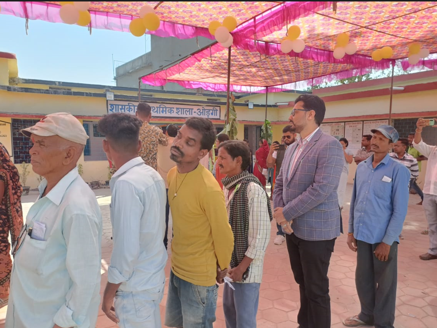  कोरिया कलेक्टर श्री विनय कुमार लंगेह ने किया मतदान/ मतदान में अवश्य भाग लें व महापर्व का साक्षी बने-कलेक्टर