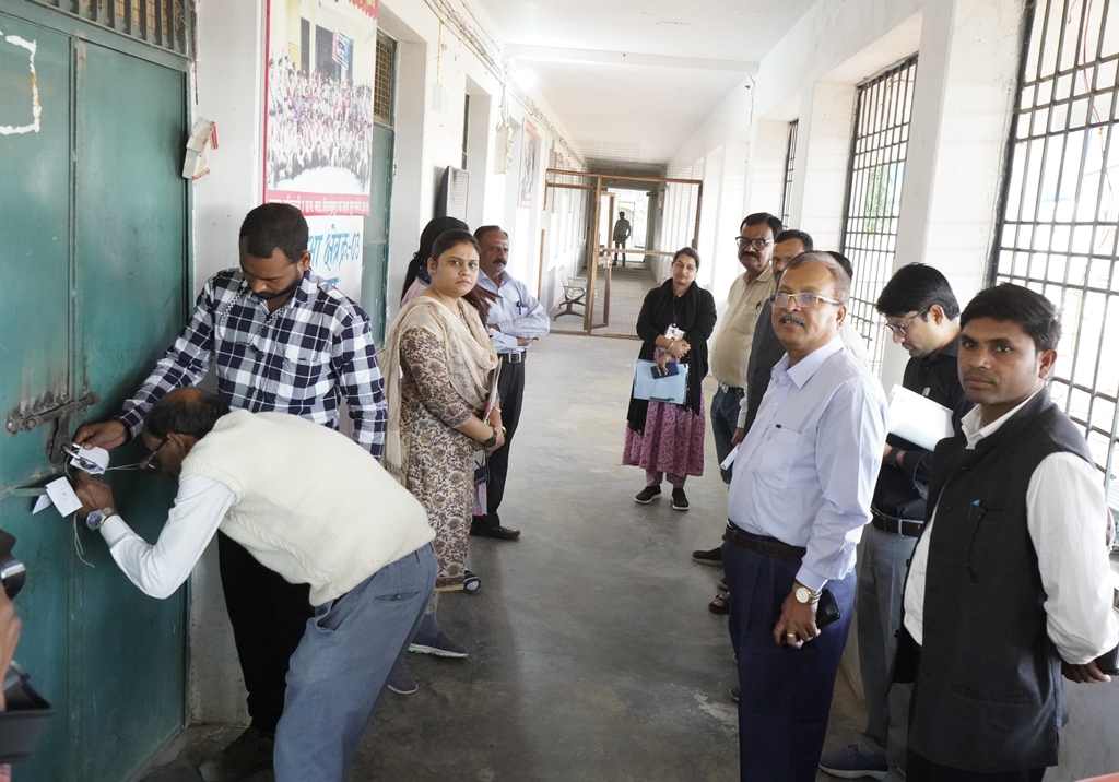  स्ट्रांग रूम में पर्यवेक्षक के मौजदूगी में &lsquo;लॉक&lsquo; हुआ प्रत्यशियों का भाग्य/3 दिसम्बर को खुलेगी किस्मत का पिटारा