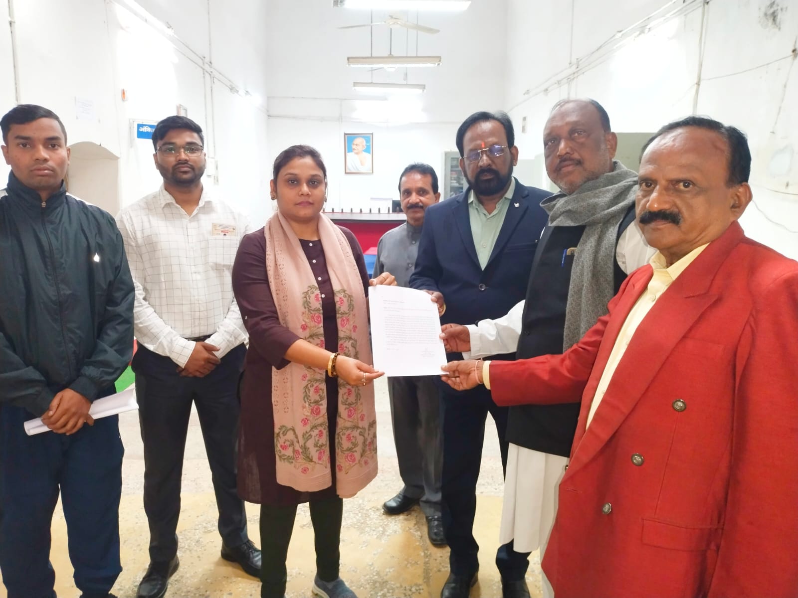 भाजपा जिला अध्यक्ष कृष्ण बिहारी जायसवाल ने बैलेट मतपत्रों को स्ट्रांग रूम में संधारित कराने सौंपा ज्ञापन 