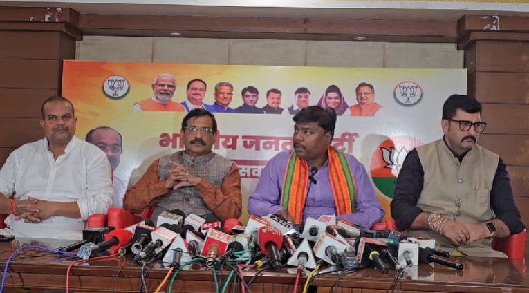  घमंडिया गठबंधन है जहां भ्रष्टाचार, कमीशनखोरी, लूट-खसोट और दलाली की गारंटी है वहां - केदार कश्यप /विधायक श्री कश्यप  ने कहा - एक कांग्रेसी सांसद के पास ₹200 करोड़ की नगदी पकड़ी गई, तो बाकी सभी कांग्रेस सांसदों के पास कितनी नकदी होगी?