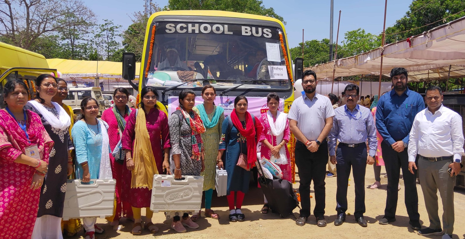 संगवारी मतदान कर्मियों को आब्जर्वर ने हरी झंडी दिखाकर किया रवाना / बैकुंठपुर क्षेत्र के कुल 10 मतदान केंद्रों को बनाया गया है संगवारी बूथ