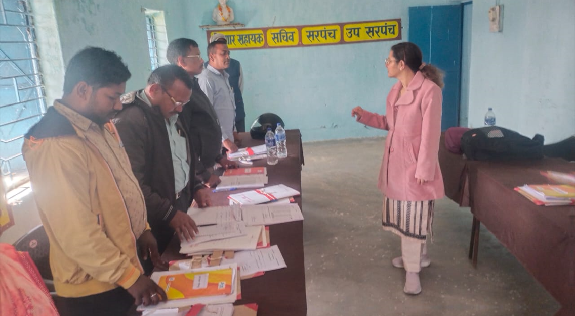  कलेक्टर श्रीमती चंदन त्रिपाठी ने नाम निर्देशन केंद्र पहुंचकर लिया व्यवस्था का जायजा