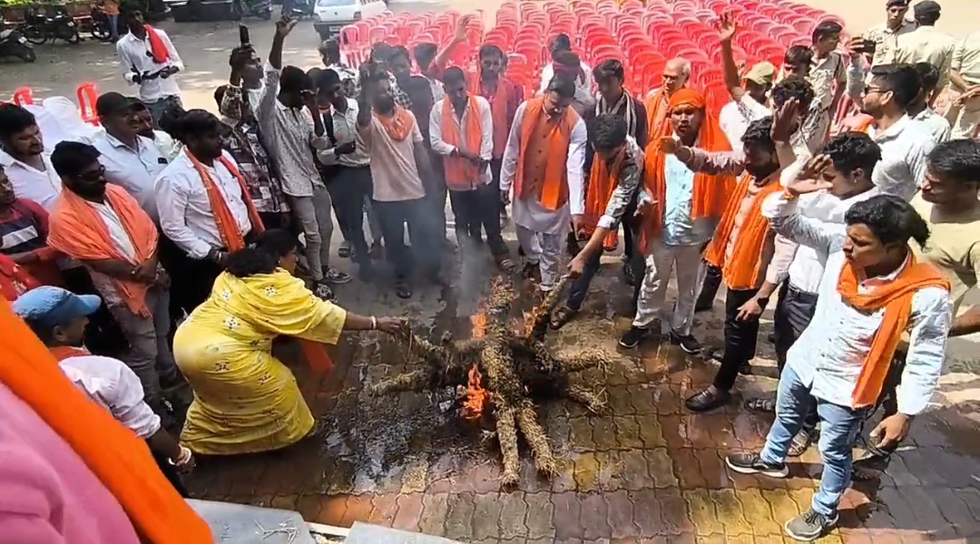 धर्मांतरण के खिलाफ विश्व हिंदू परिषद की आक्रोश रैली गांधी मैदान में किया पुतला दहन