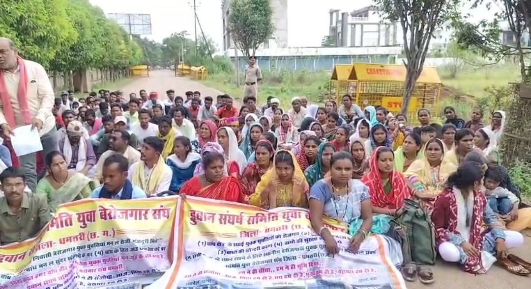 डुबान युवा बेरोजगार संघ का कलेक्ट्रेट में हल्ला बोल जब तक प्रशासन सुन न ले तब तक बैठे रहने की बात