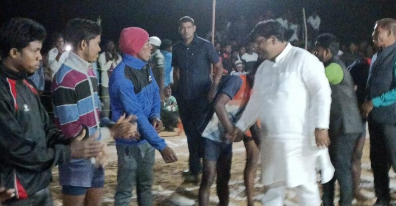 लगातार पांच वर्षो से निरंतर संचालित कबड्डी खेल को बढ़ावा देने मंच सहित अन्य निर्माण के लिए विधायक मनेंद्रगढ़ ने 3 लाख की घोषणा कर दी बड़ी सौगात