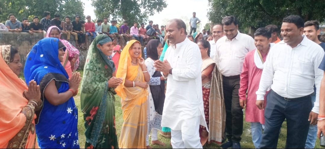 राजीव युवा मितान क्लब स्तरीय खेल प्रतियोगिता...विधायक बने रेफरी-बच्चों के साथ खेला बांटी...