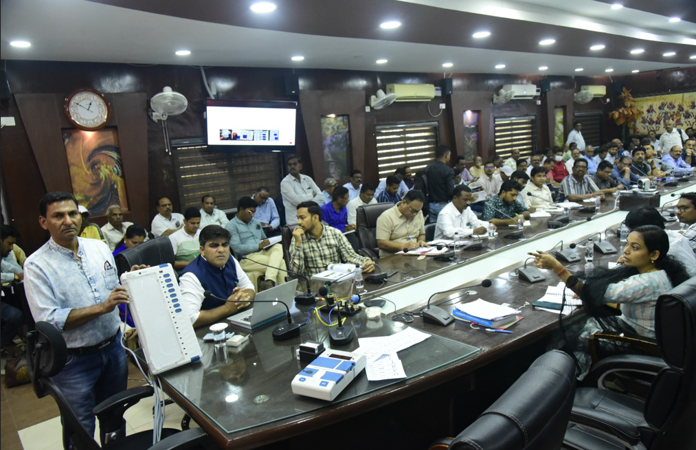  ईव्हीएम कमीशनिंग का मिला अधिकारियों को प्रशिक्षण/कल से स्ट्रांग रूम में शुरू होगी कमीशनिंग