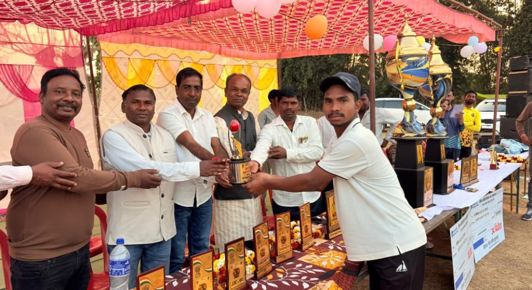 वाड्राफनगर में क्रिकेट टूर्नामेंट का भव्य समापन साई बाबा क्रिकेट क्लब बना विजेता गौटियापारा ग्राउंड में हुआ रोमांचक फाइनल मुकाबला मुख्य अतिथि अनिल कुशवाहा ने बढ़ाया खिलाड़ियों का हौसला