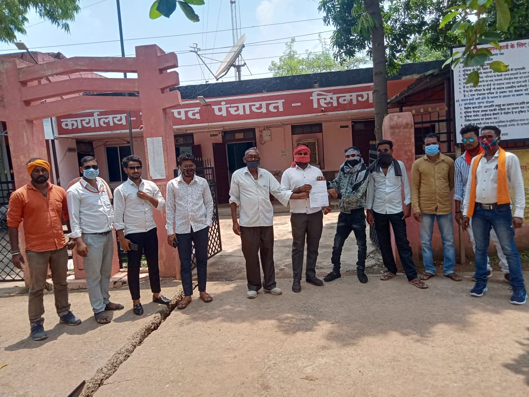 सचिव,रोजगार सहायिका को हथबंद पंचायत से हटाने पंचो एवं ग्रामीणों ने SDM ,CEO को सौंपा ज्ञापन