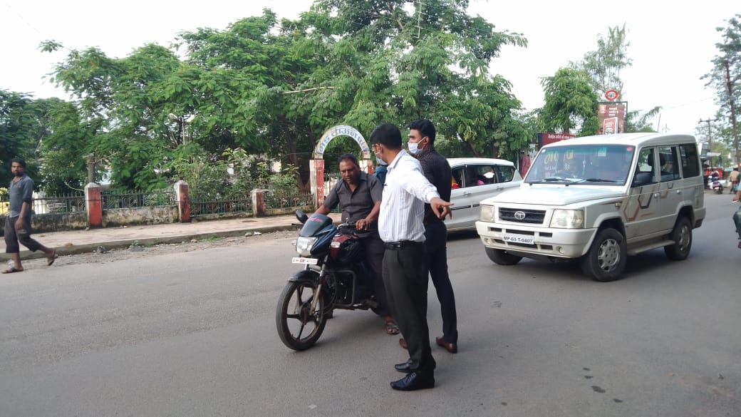 कलेक्टर  धावड़े के निर्देश पर बगैर मास्क घूमने वालों पर हो रही कड़ी कार्यवाही, बीते तीन दिनों में 80 हजार तक लिया गया जुर्माना&rsquo;