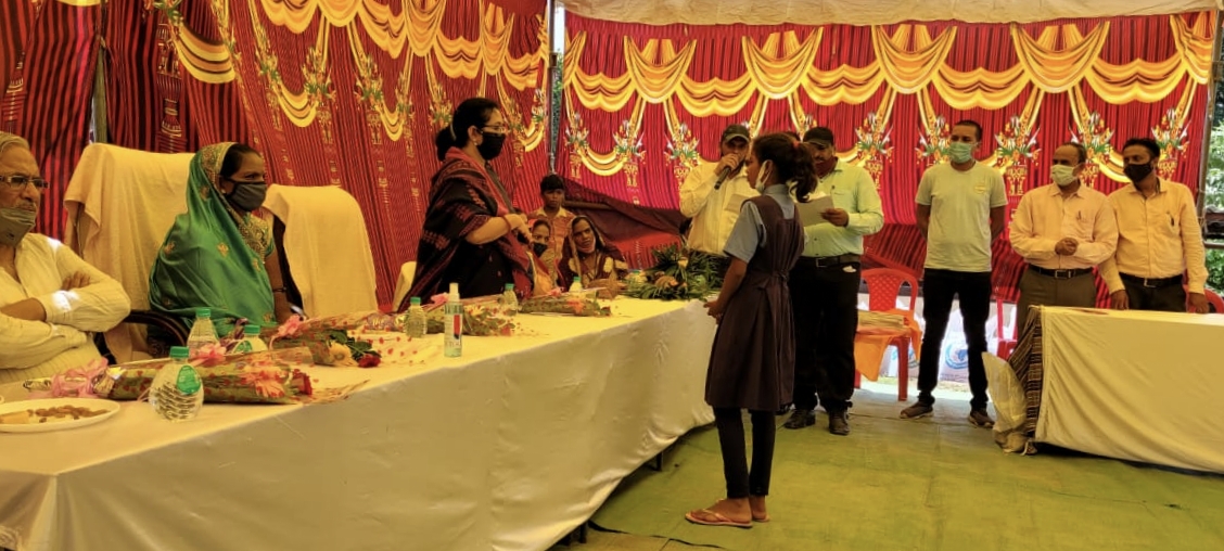 ग्राम सोरगा में आयोजित शिविर में संसदीय सचिव श्रीमति अम्बिका ने हितग्राहियों को वितरित किये 1 हजार 268 जाति प्रमाण पत्र तथा 500 वन अधिकार ऋण पुस्तिका  